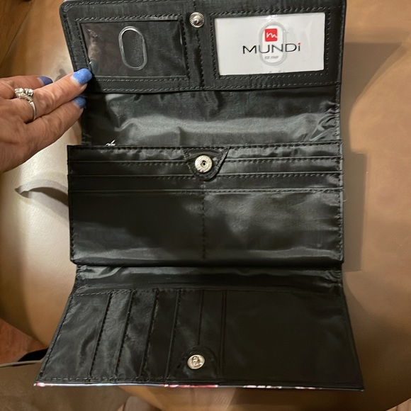 NWT Mundi Filemaster wallet Lots of compartments ID and CC Slots rear zipper - Picture 3 of 4